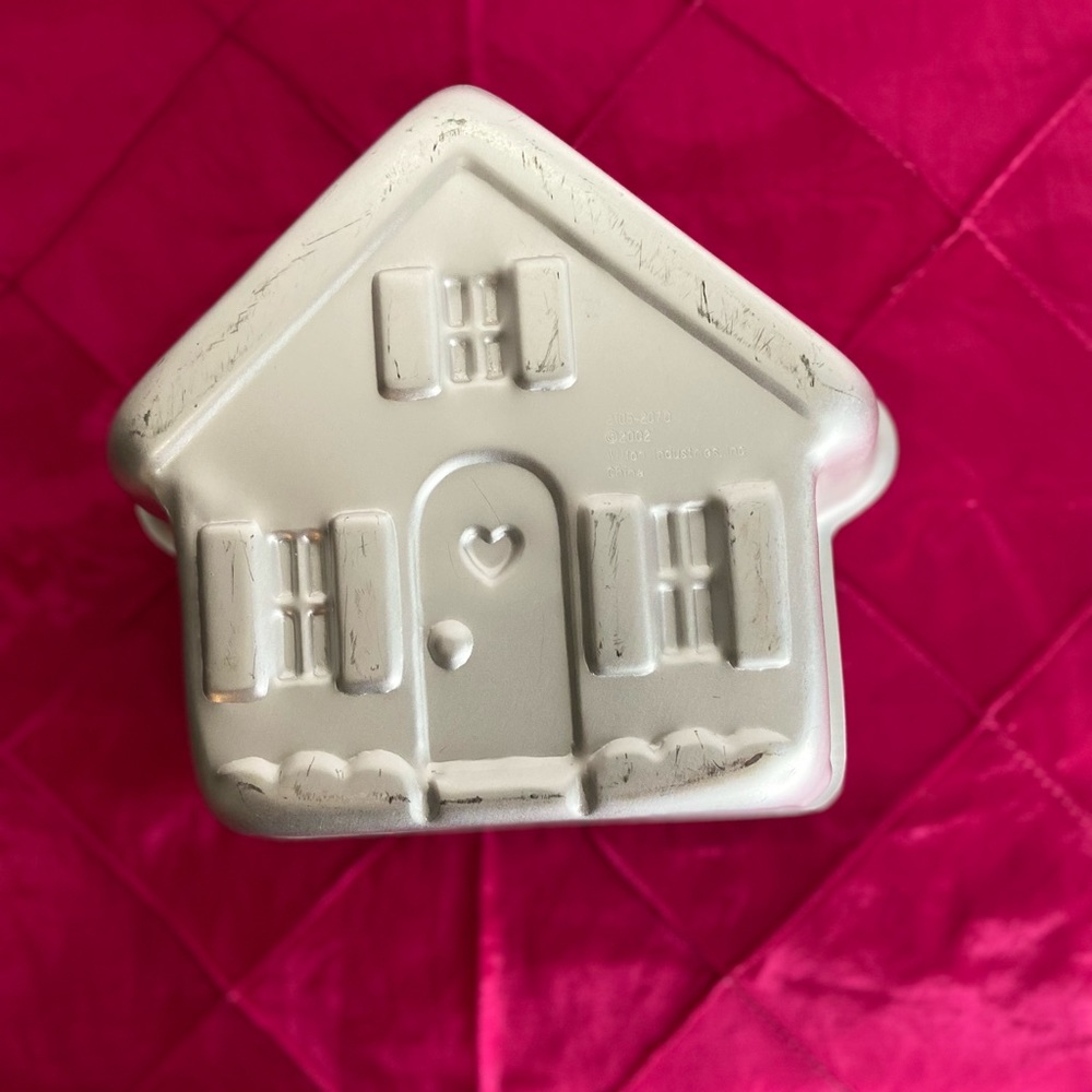 HOUSE cake pan